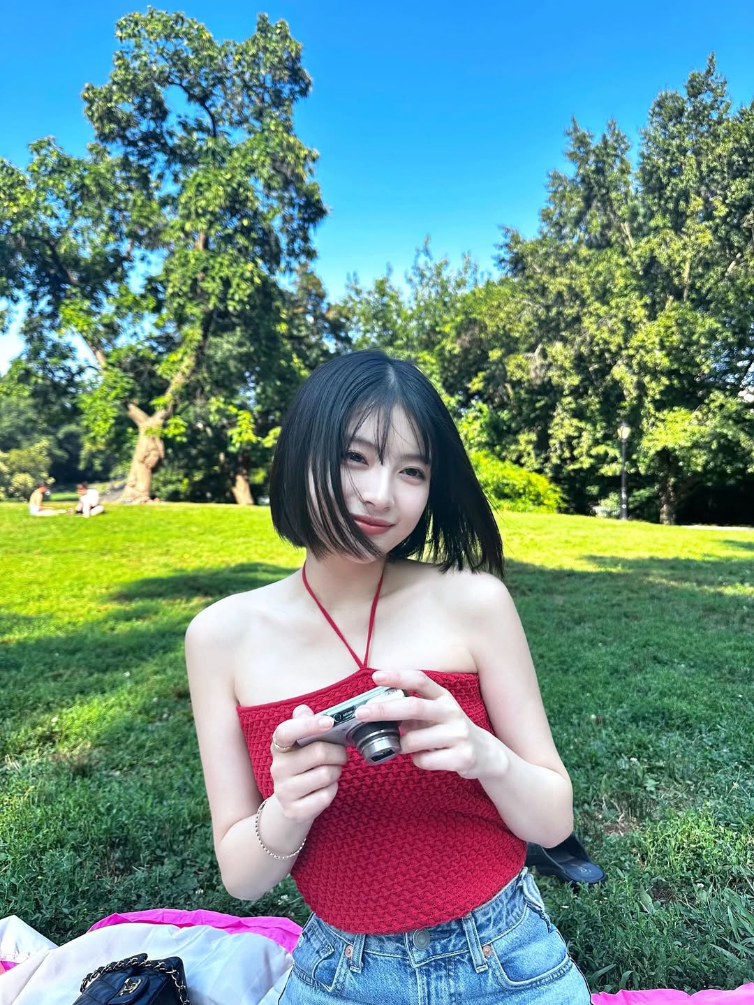 出口夏希さん 大ボード 大人っぽく…」出口夏希〝大胆チューブトップ〟寝そべり姿に反響「本物