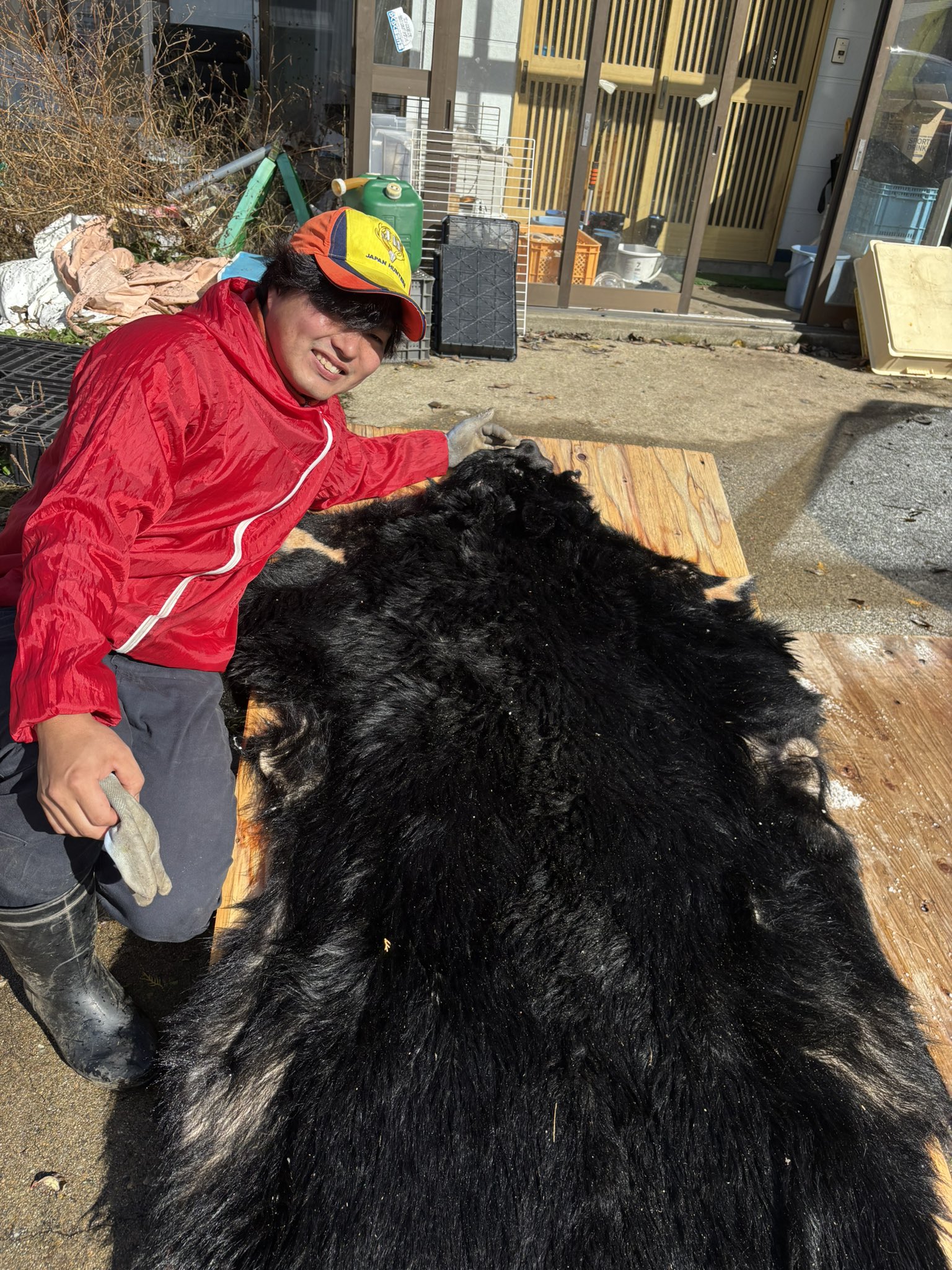 デッッッッッッカ！ 」保育園裏に出没した〝クマ捕獲〟巨大な毛皮