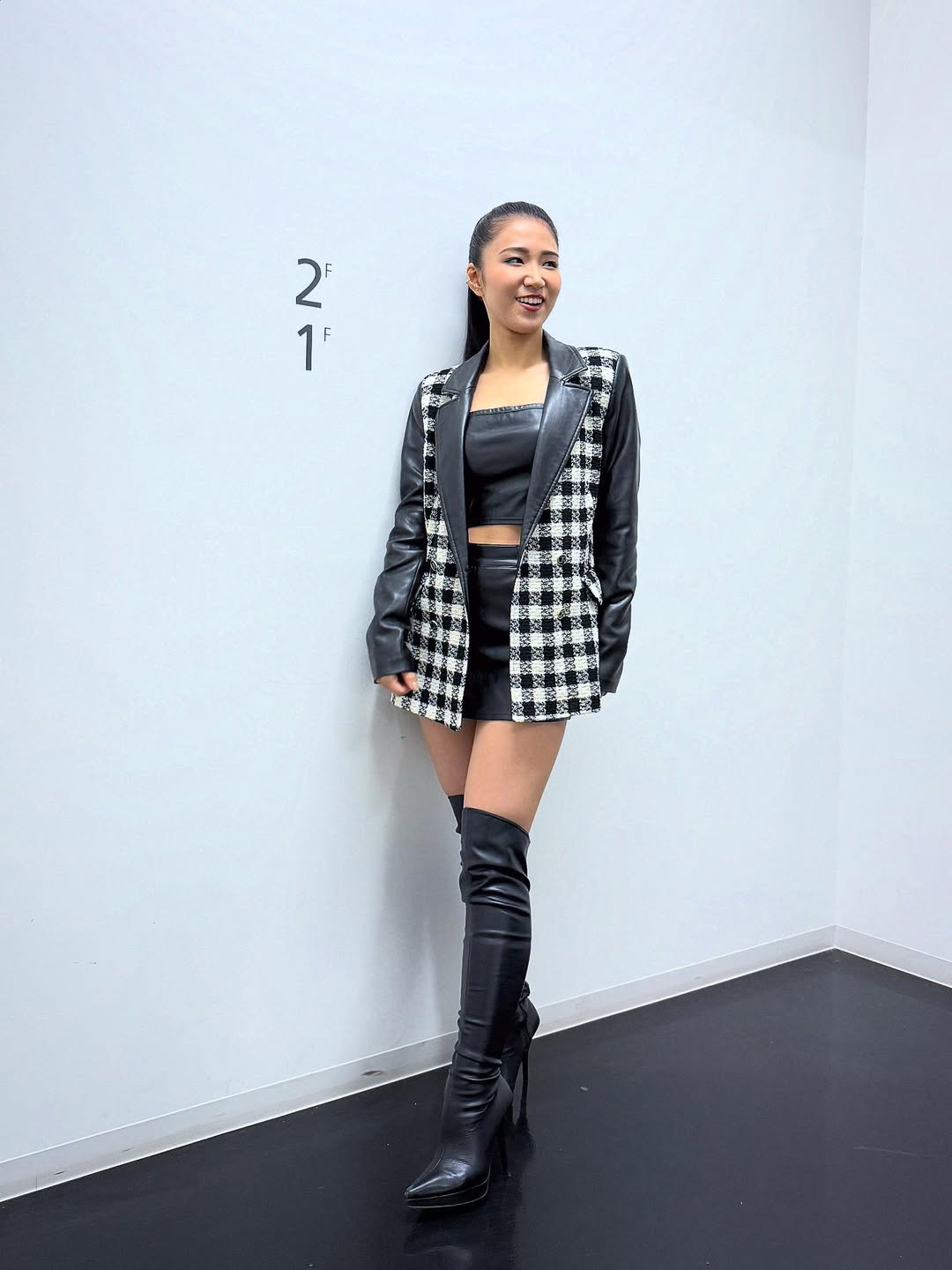 細川たかしの愛弟子25歳〝超ミニスカ＆お腹チラ見せ〟ショットに「お嬢