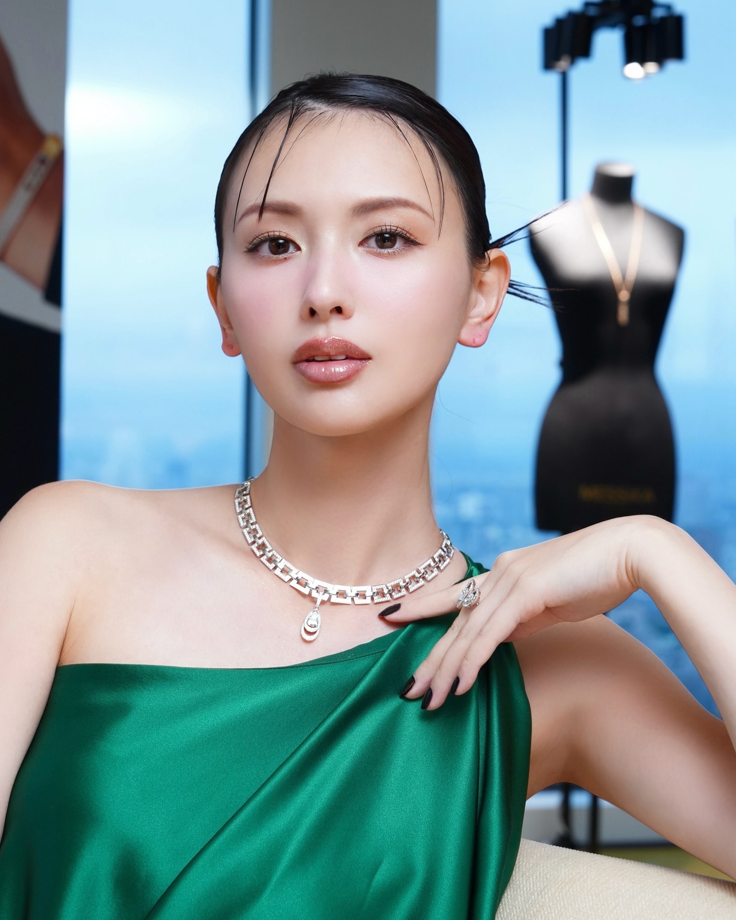 ♡えみ♡ 宝石にも負けてない」39歳モデルの妖艶ドレスアップにフォロワー