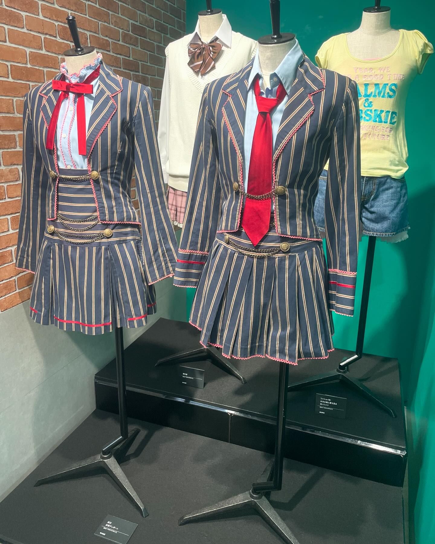 柏木由紀と宮澤佐江がAKB衣装展にプライベート潜入 愛溢れる2