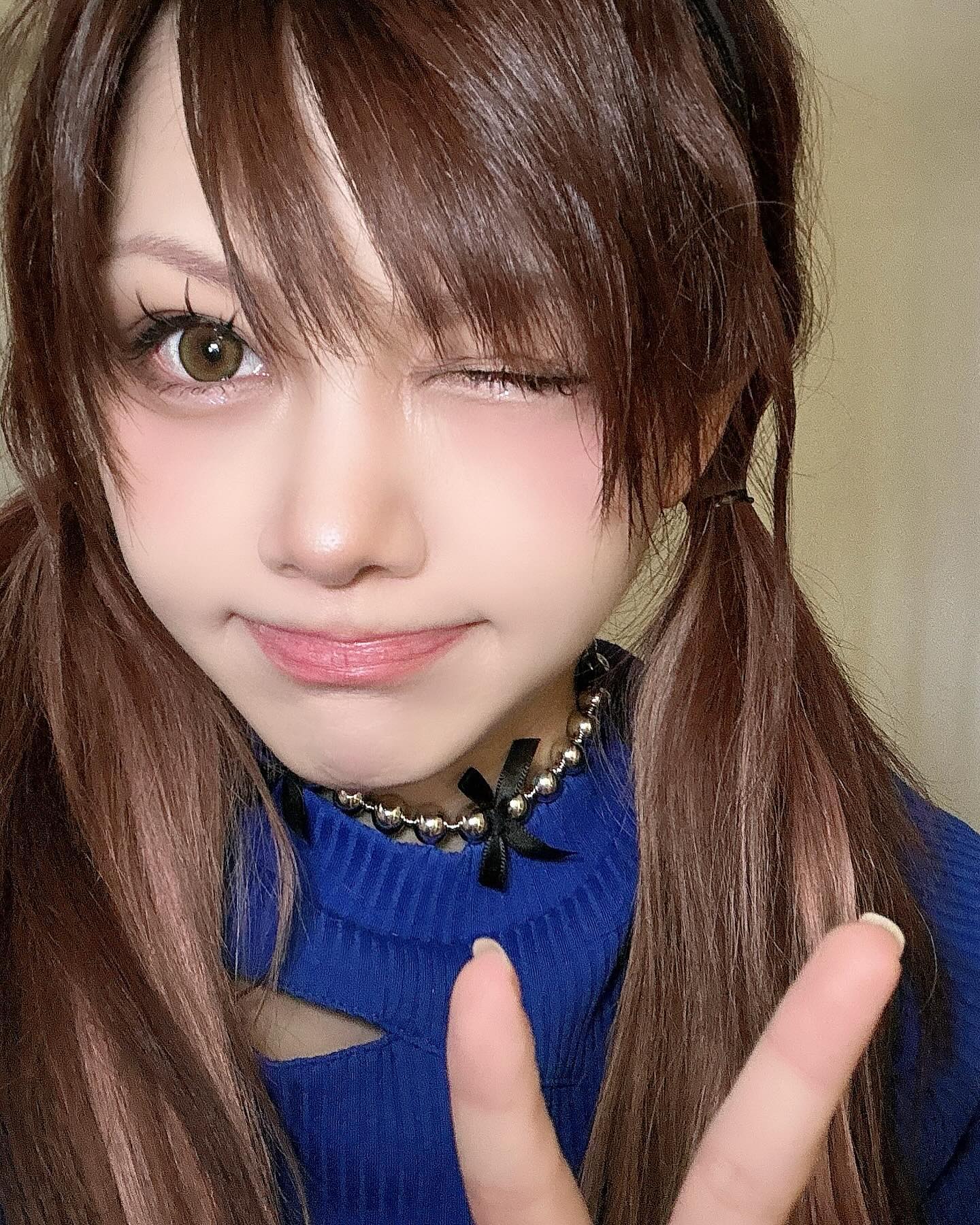 【８月中期間限定価格】田中れいな(元モーニング娘。) サイン入り写真 元モー娘。田中れいな、美脚みせ”超”ミニ丈ワンピ姿を披露し34