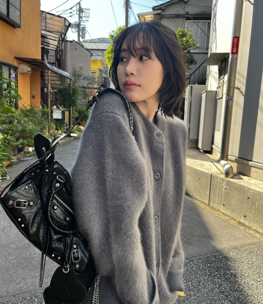 街中 美脚 顔出し 