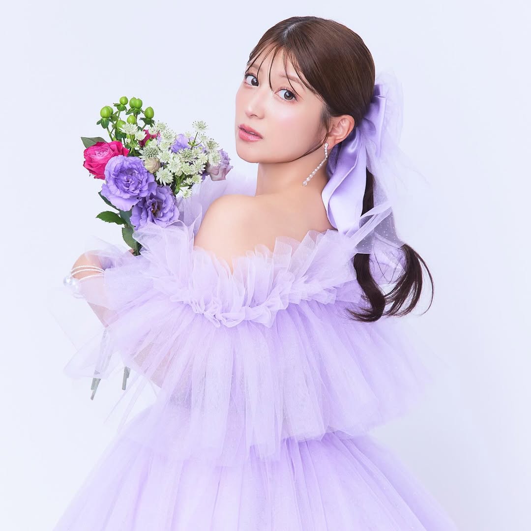 まるで花嫁さん⁉ 41歳元モー娘のドレスショットに驚嘆「どんどん
