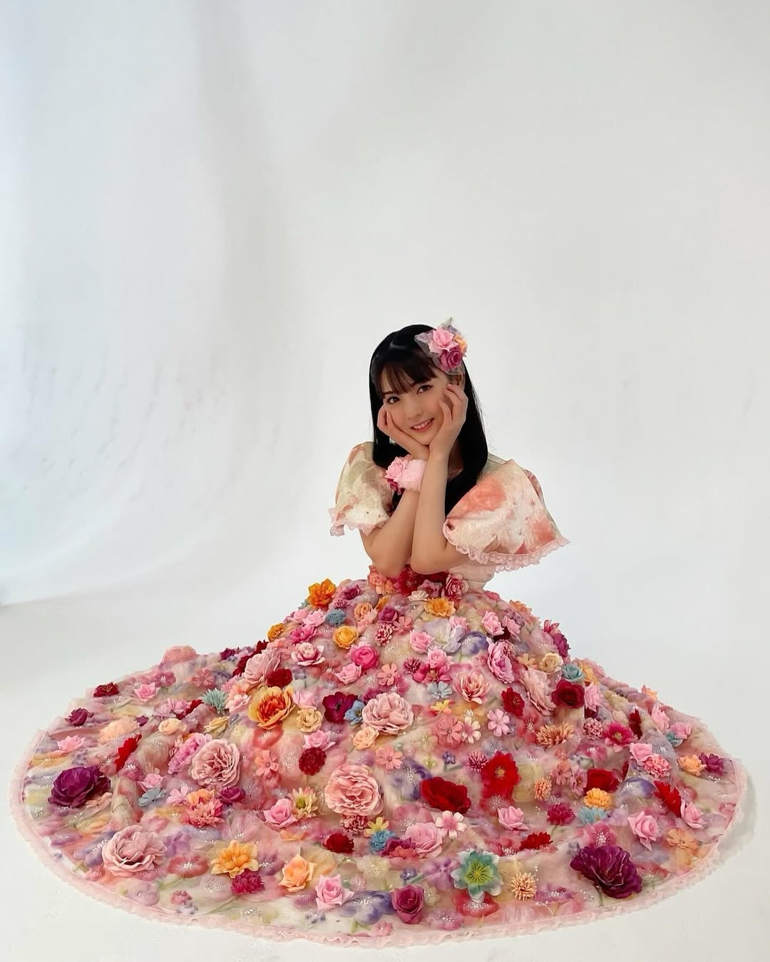 元モー娘。35歳、仰天の〝花満開〟ドレスに「マジで震えた
