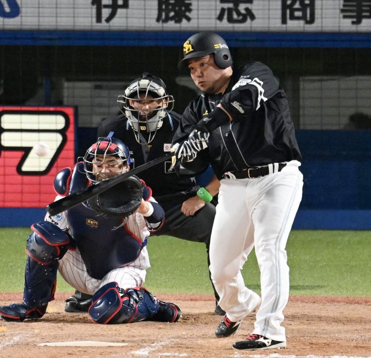 ソフトバンク山川穂高がずっこけながら移籍後代打初安打 全力