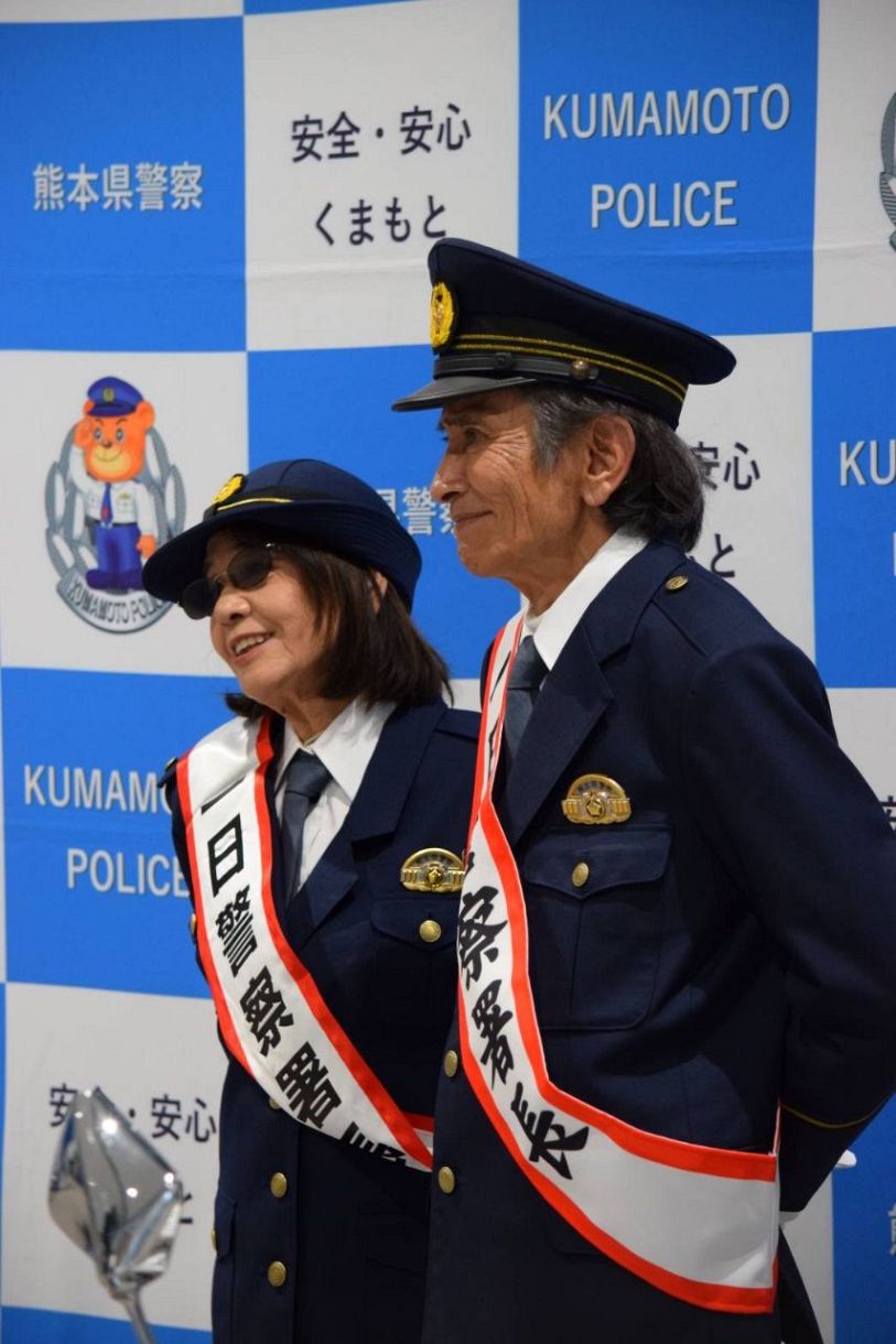 妻のひし美ゆり子（左）と一日署長を務める伝説のライダー岡崎徹｜がん