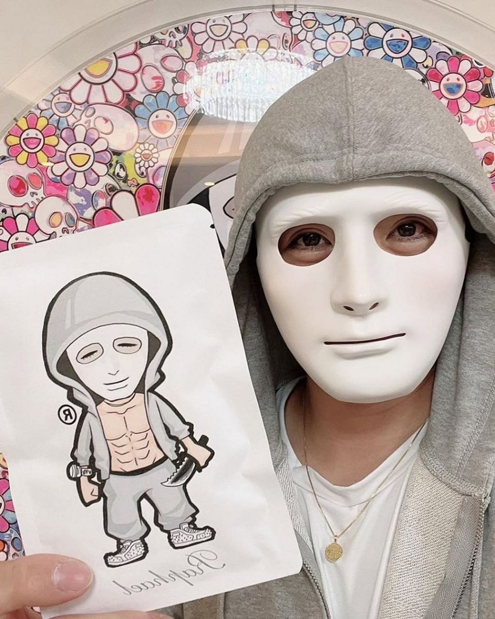 眉毛！初めてみた」ヒカルの親友・ラファエル〝仮面なし〟激変ショット