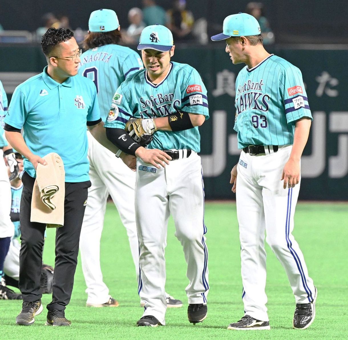 ソフトバンク近藤健介にアクシデントか 送球後にうずくまり右膝気に