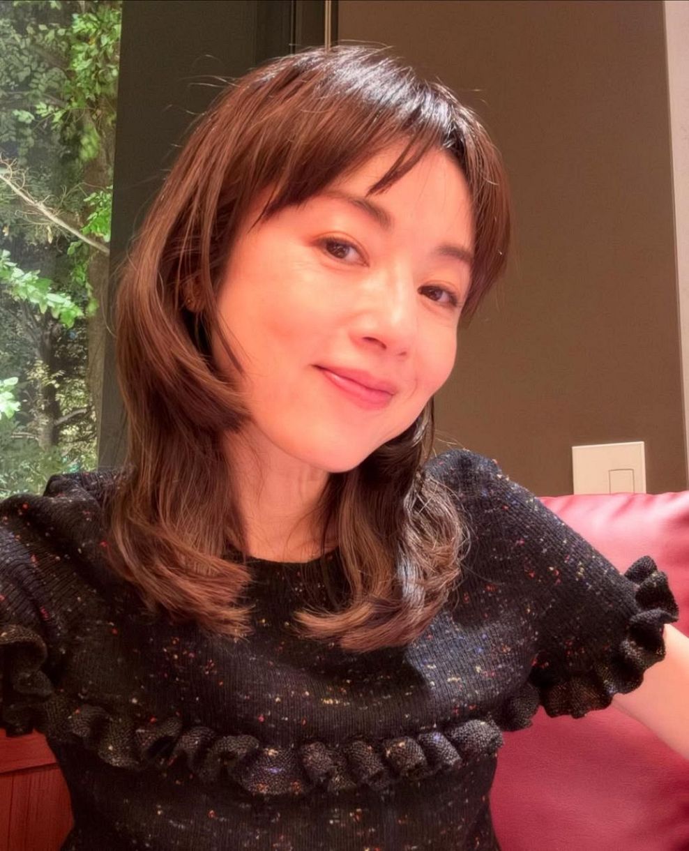 めっちゃ肩出てる」52歳高岡早紀〝デコルテ全開ショット〟に「なにその