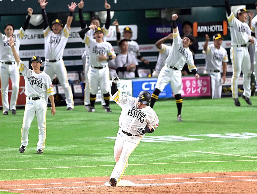 南海ホークス本拠地最終戦翌日のスポーツ新聞 ソフトバンク、60年ぶり本拠地13連勝 7回に山川穂高が決勝の18号