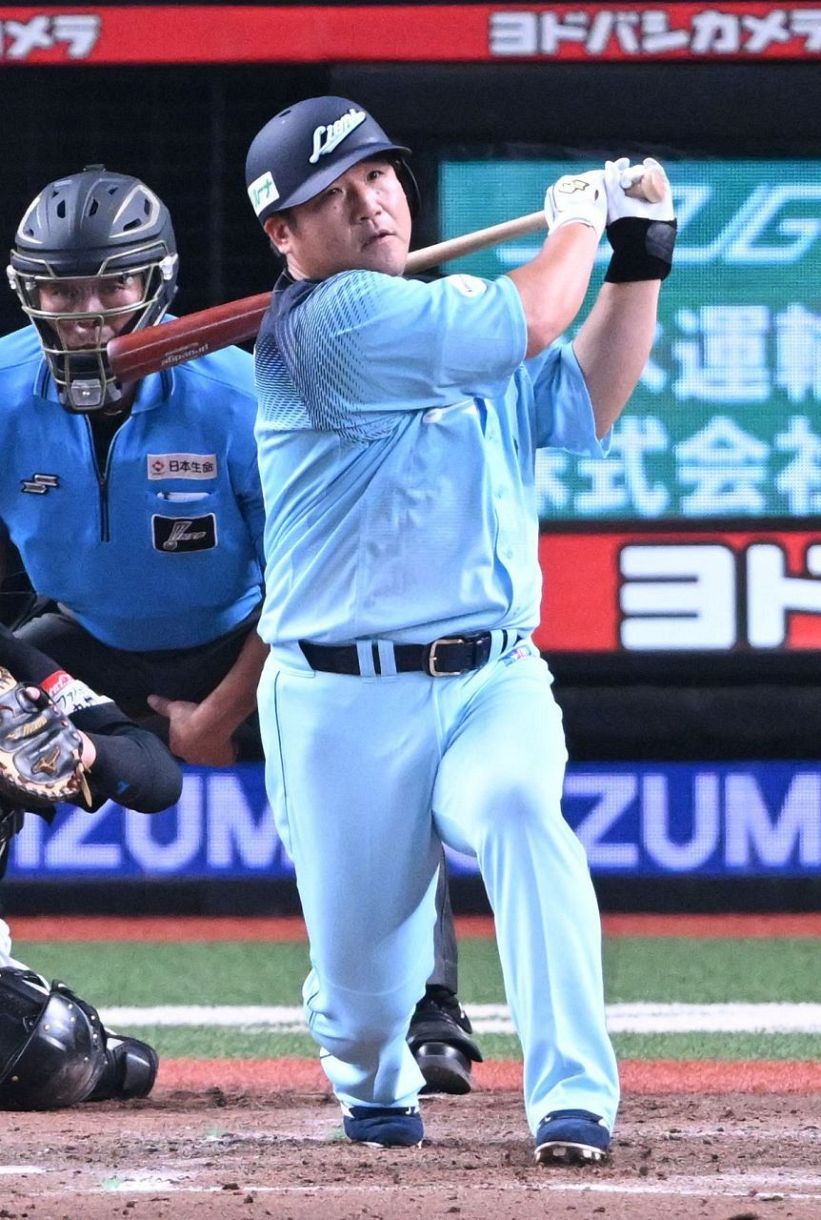 西武25年目中村剛也が大阪桐蔭高の後輩、前田悠伍から適時二塁打