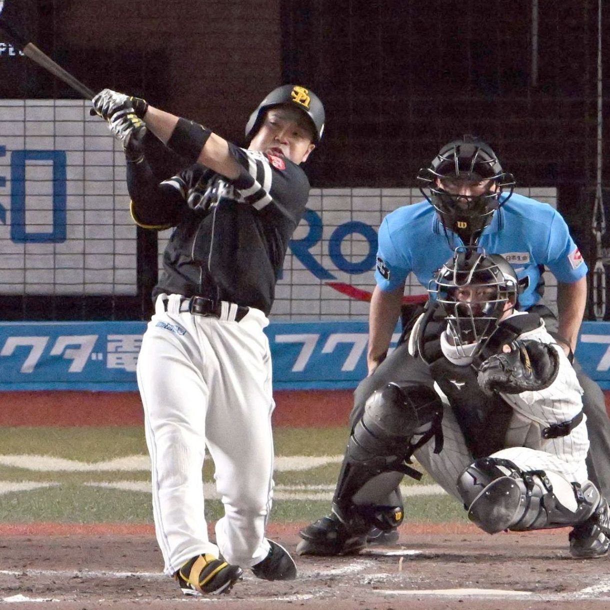 左脇腹に違和感でも完璧8号2ラン ソフトバンク近藤健介、第1打席で異変