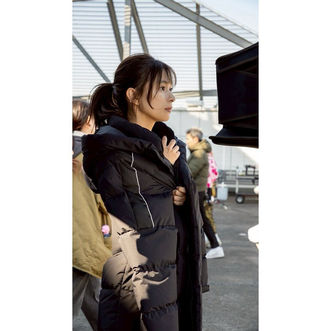 芳根京子着用 UNITED TOKYO カッティングポイントジャンパースカート ロペピクニックで大人気のニットトップスとジャンパースカートから