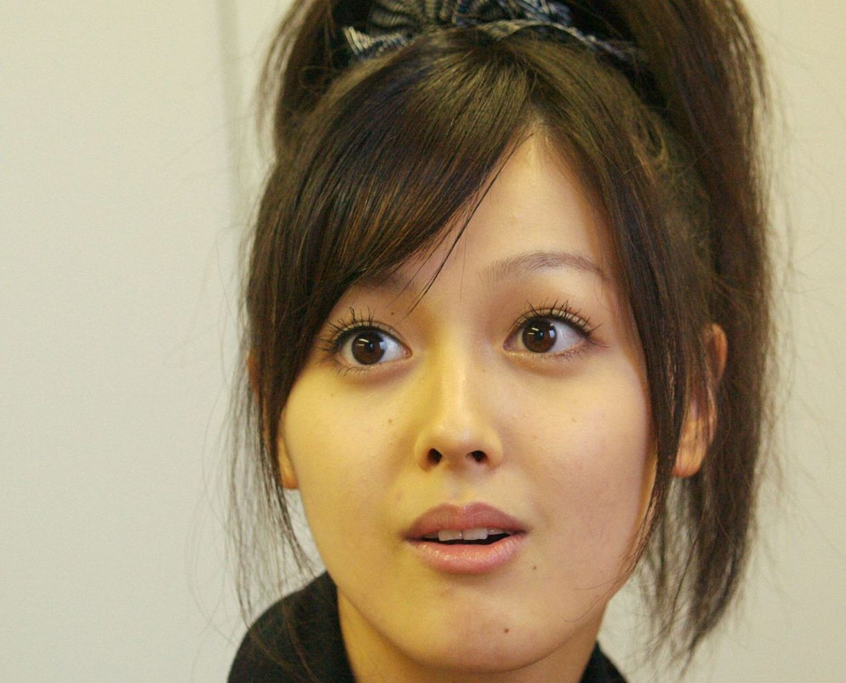 背中パックリ〟33歳元モー娘。丸見えニット姿に衝撃「出し過ぎや