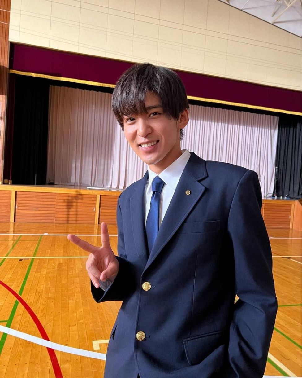 電車で再会!?難聴青年演じた目黒蓮、盟友プロデューサーと横並びの笑顔