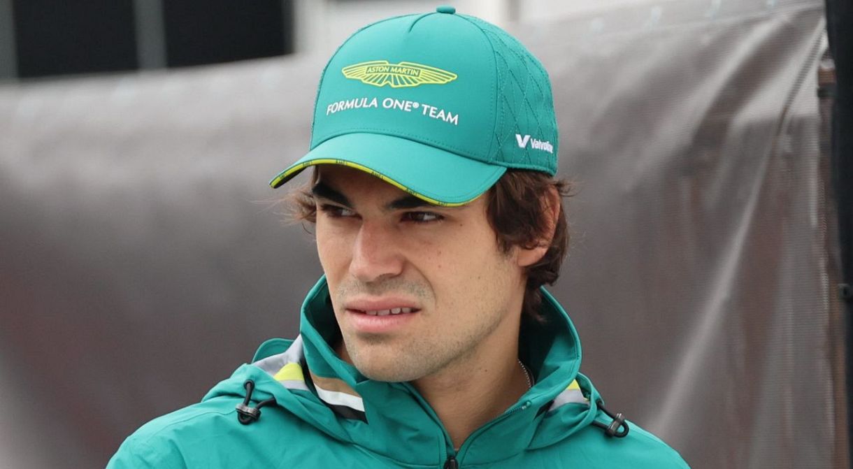 「常識もマナーも無くてビックリ」〝仏像の台座であぐら〟F1ドライバー ランス・ストロールの投稿が物議「罰当たり」「失礼すぎる」:「おっ!」で ...