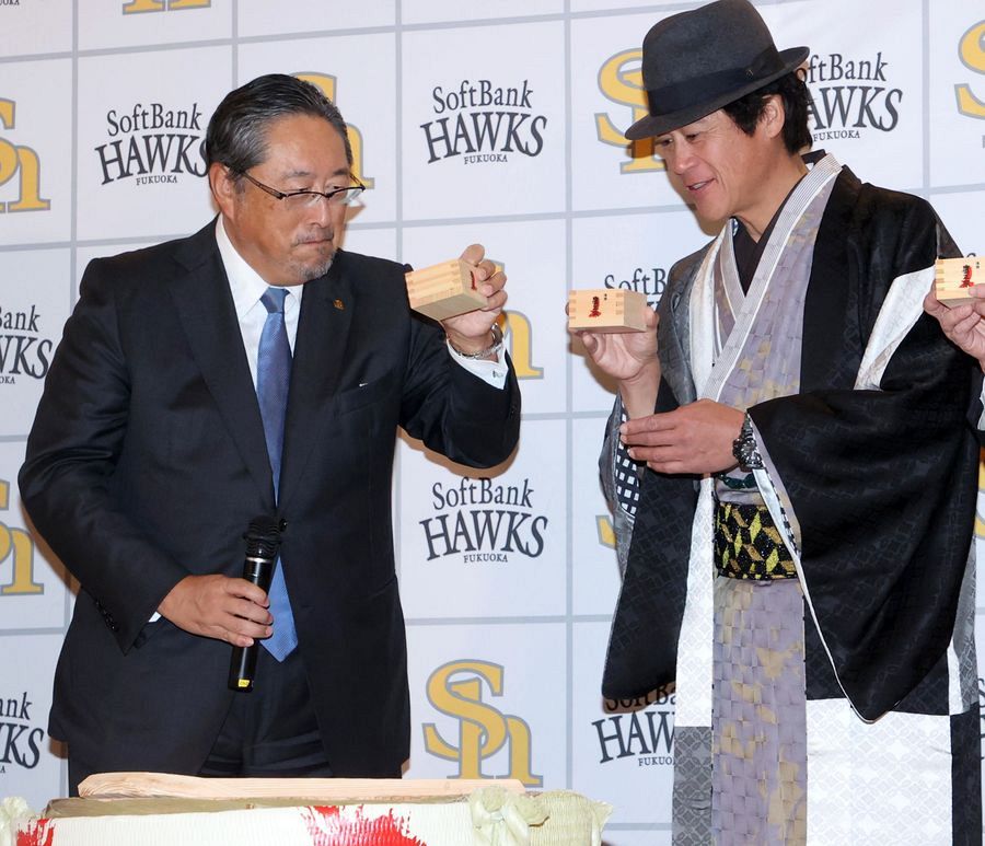 ソフトバンクが鏡開き式 後藤球団社長「最終的に最高の結果を残せる