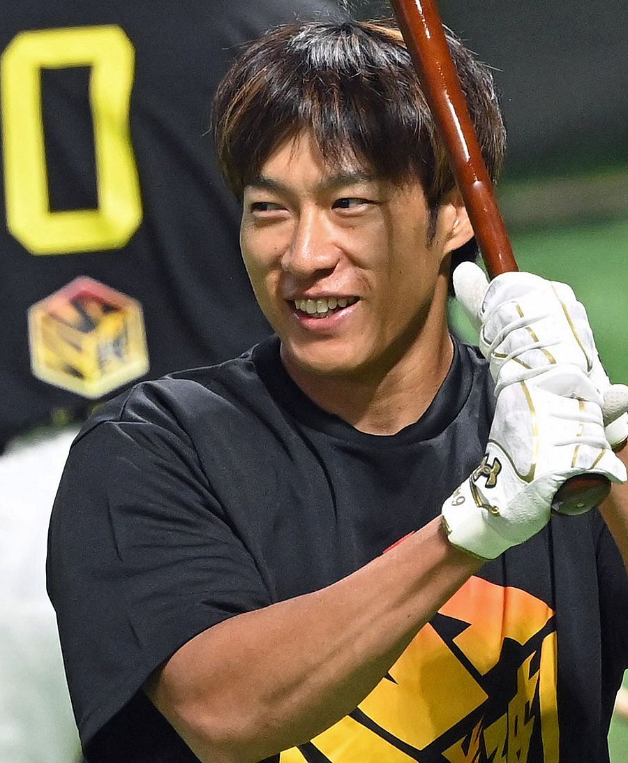 バットを手に笑顔を見せる柳田（撮影・穴井友梨）｜ソフトバンク柳田悠