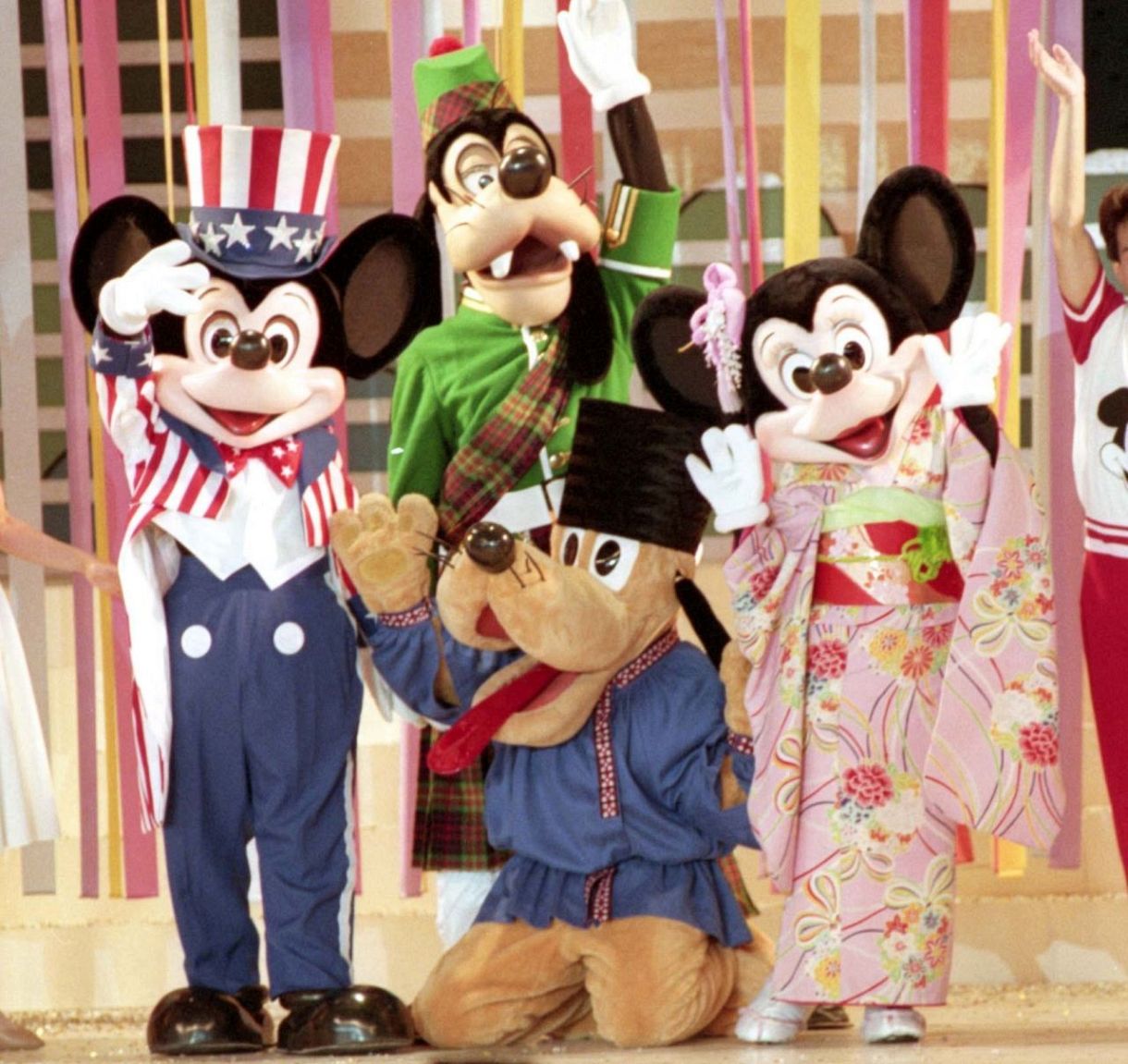 タトゥー、園内喫煙〟人気シンガーのディズニー大はしゃぎショットに