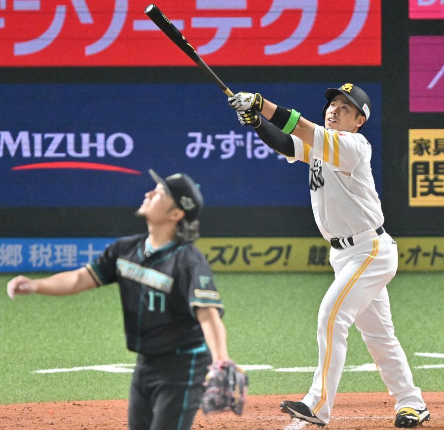 ソフトバンク近藤健介 初の開幕戦アーチに笑顔 日本ハムとのシーソー