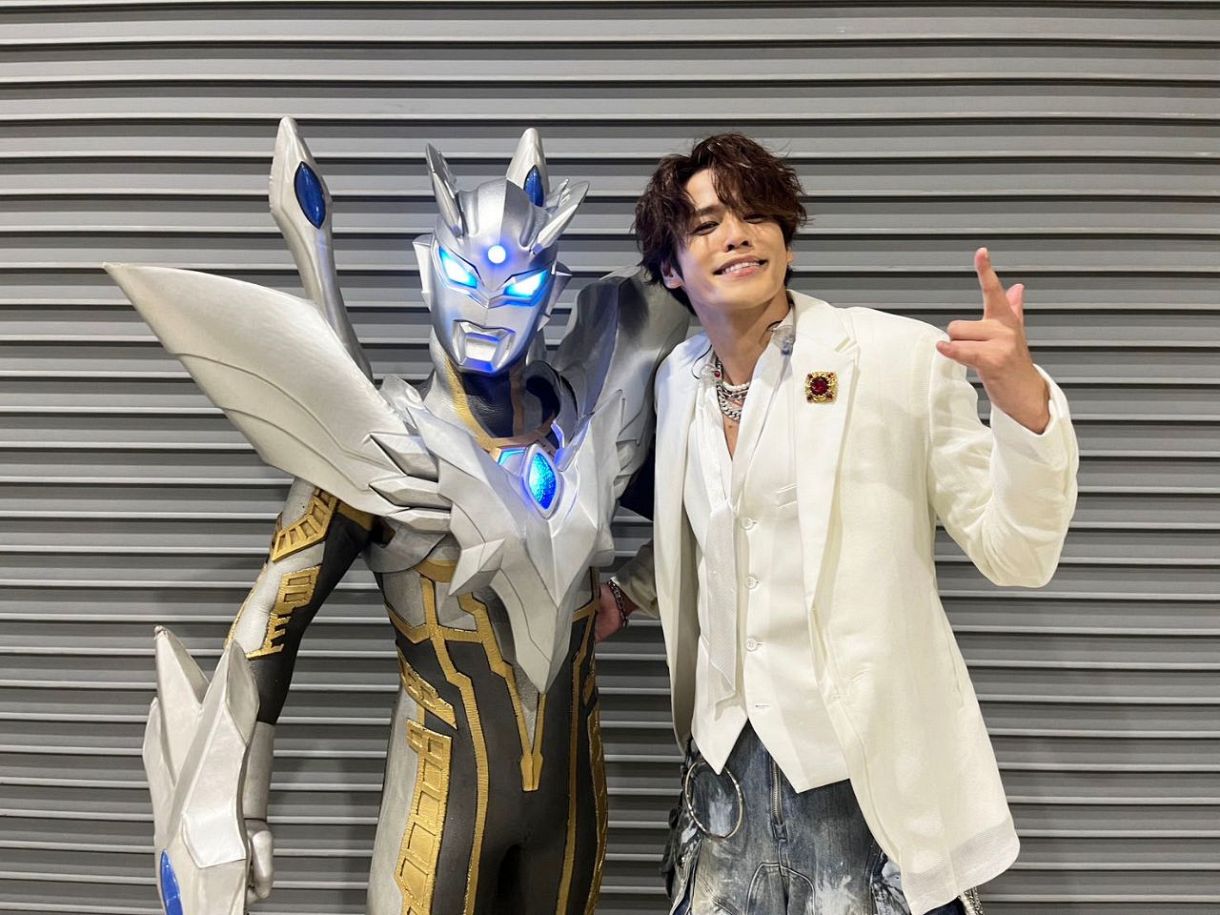 年齢見て驚いた」声優・宮野真守の誕生日ショットが話題「口に湯呑みを