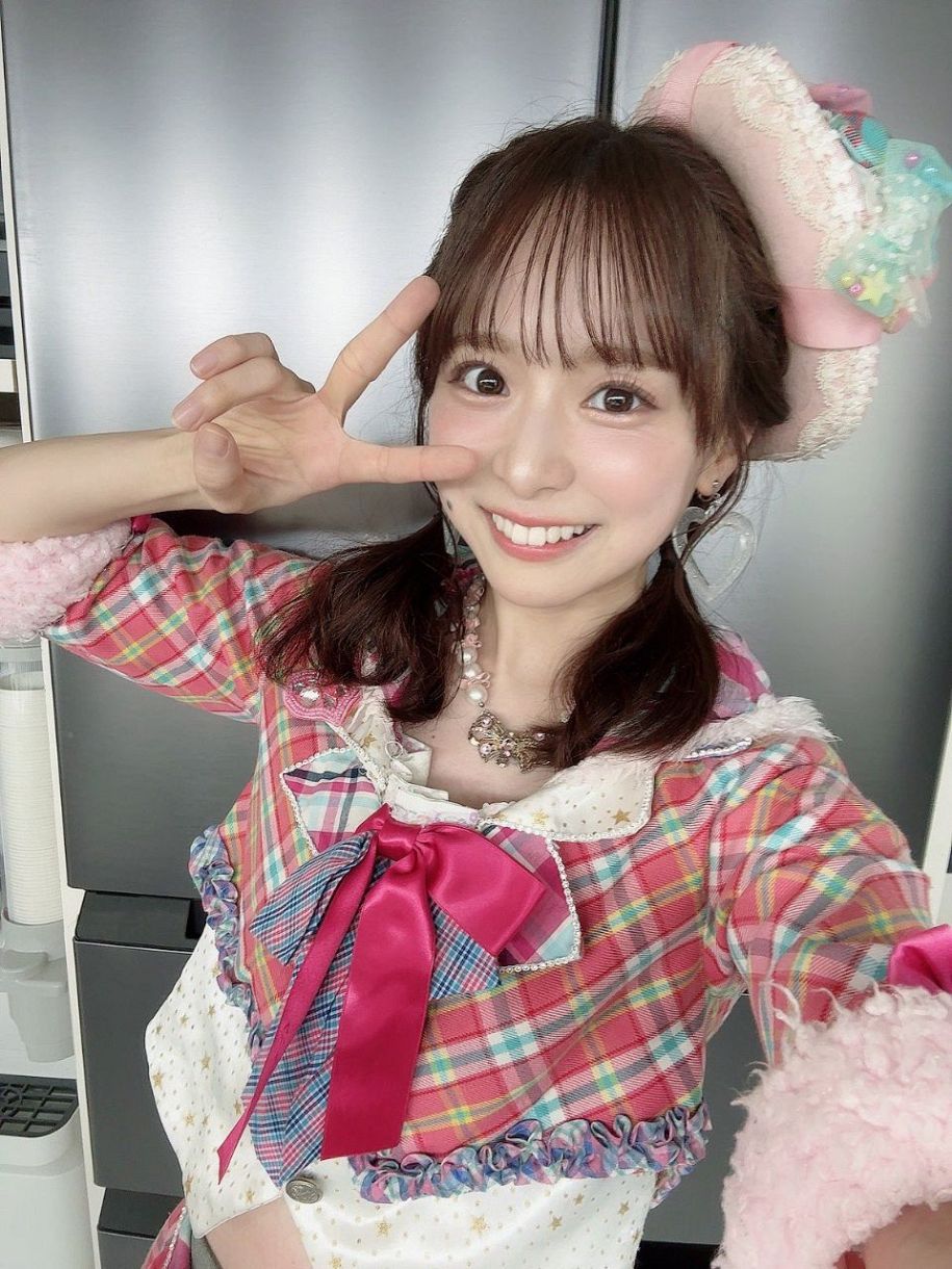 M-1推しT〟ショットが話題の倉野尾成美(X@Kurano｜「家でもそのTシャツ