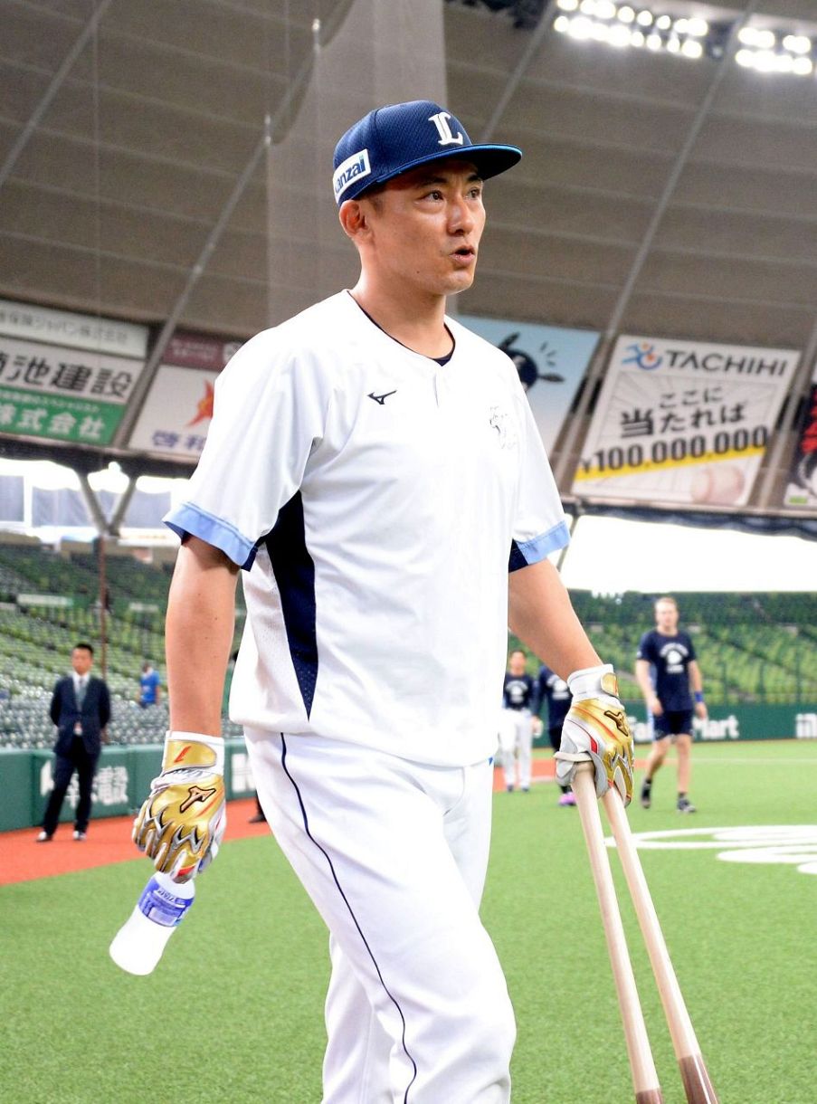 引退試合臨む西武・栗山巧が盟友の中村剛也と同組でフリー打撃、柵越え