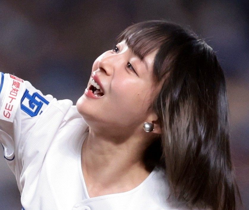 姐さん、挑発しまくり」〝役満ボディ〟岡田紗佳、肩出しチャイナドレス