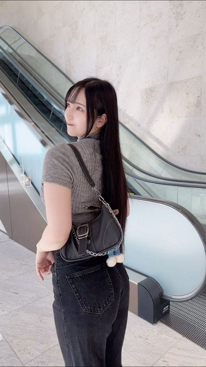 夏に着ちゃいけない色」ド迫力ショット！インフルエンサーちゆうに脚光