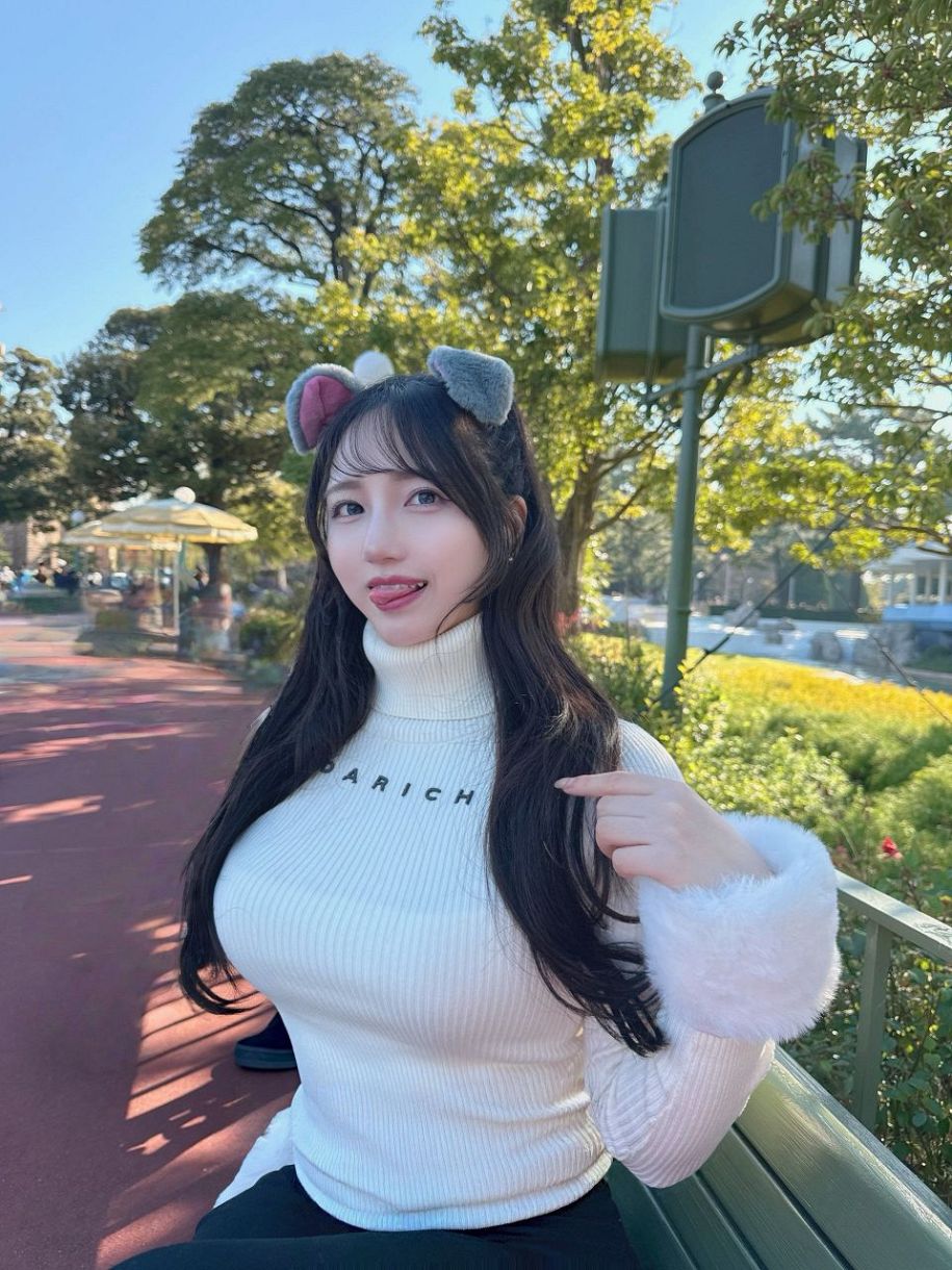 この横線は完璧なムチムチ度の証拠やん」チラ見せピタピタTシャツ