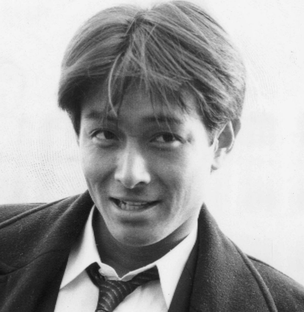 吉田栄作やん…」56歳でパパになった人気俳優〝白髪ロン毛〟雰囲気