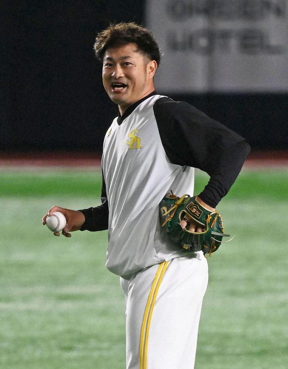 日本一を決め高谷（手前）と抱き合う森唯斗投手 - 【ひと】3年