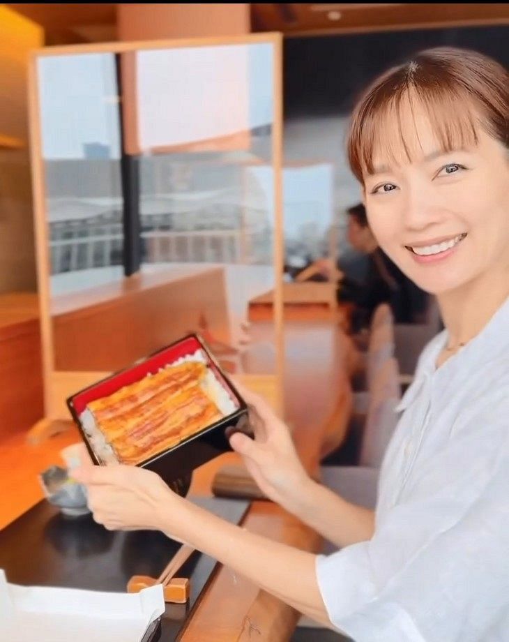 痩せた？」「女性誌恥ずかしいけど」胸元かがやく〝大胆ショット