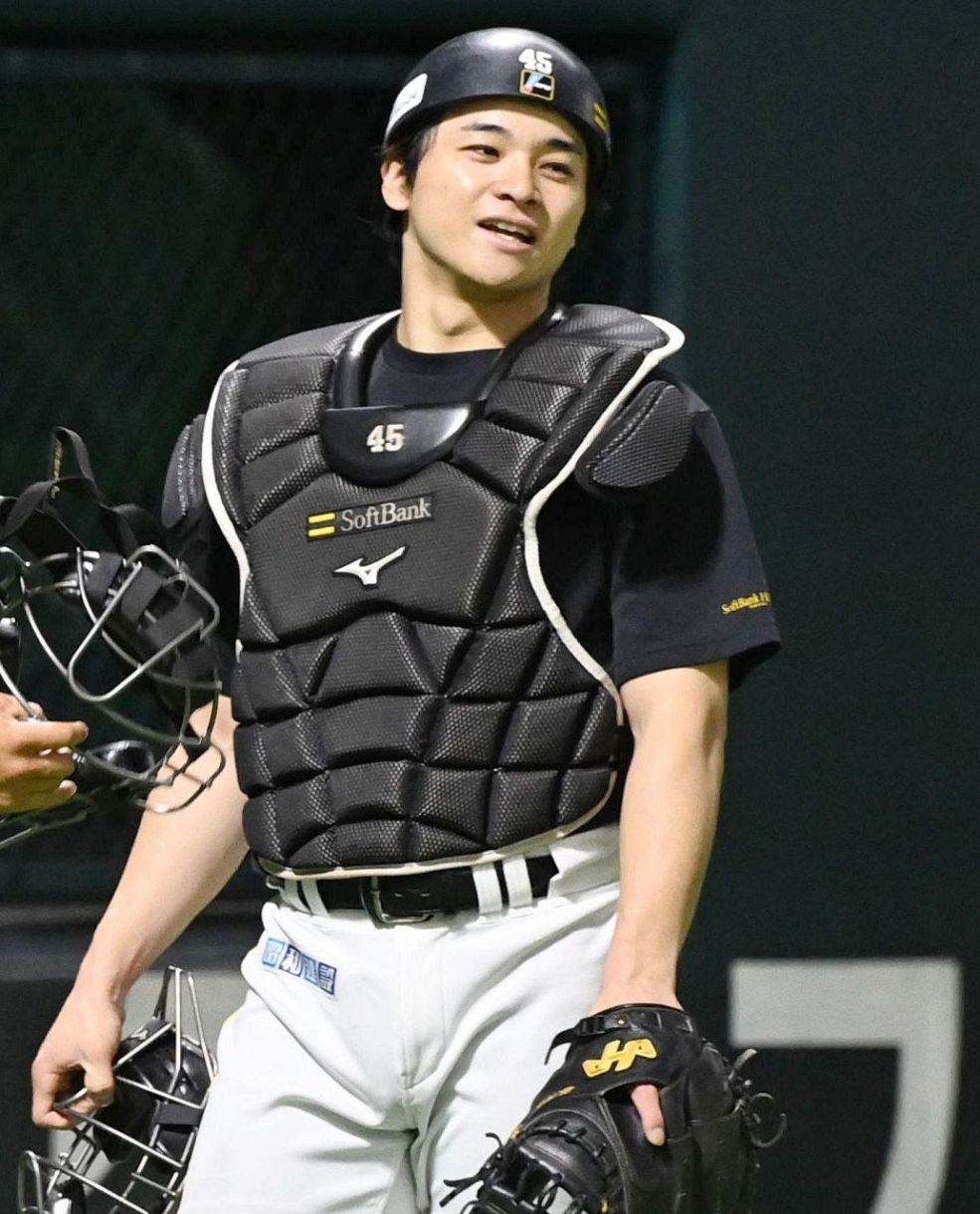 動画】「ナイスガッツ！」ダイブした先は観客席…ソフトバンク選手の