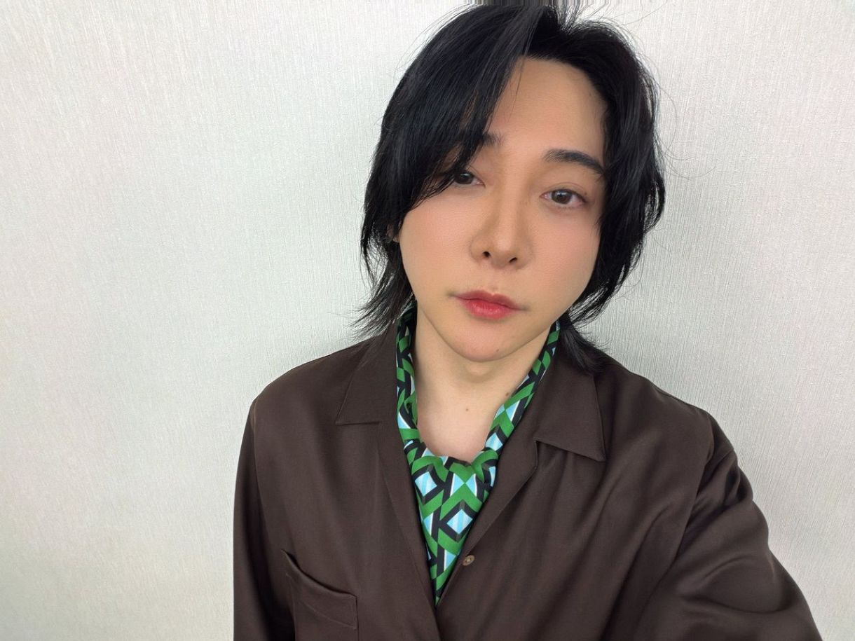 激変〟した姿を投稿し注目を集めている大森元貴(X@Moto｜「・・・ど