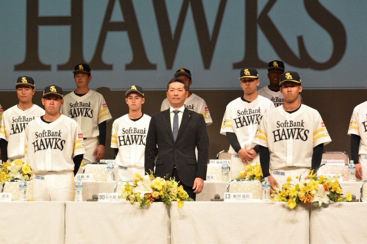 ソフトバンク、異例のドラ1不在の新入団会見 支配下、育成計12選手が