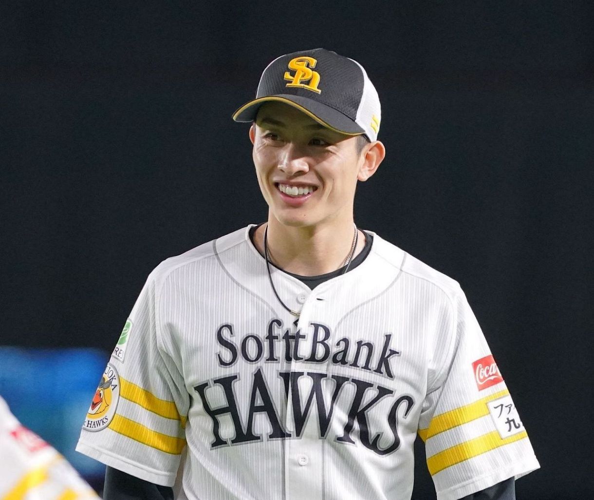 周東佑京選手の歯並びがキレイで、歯が白い画像