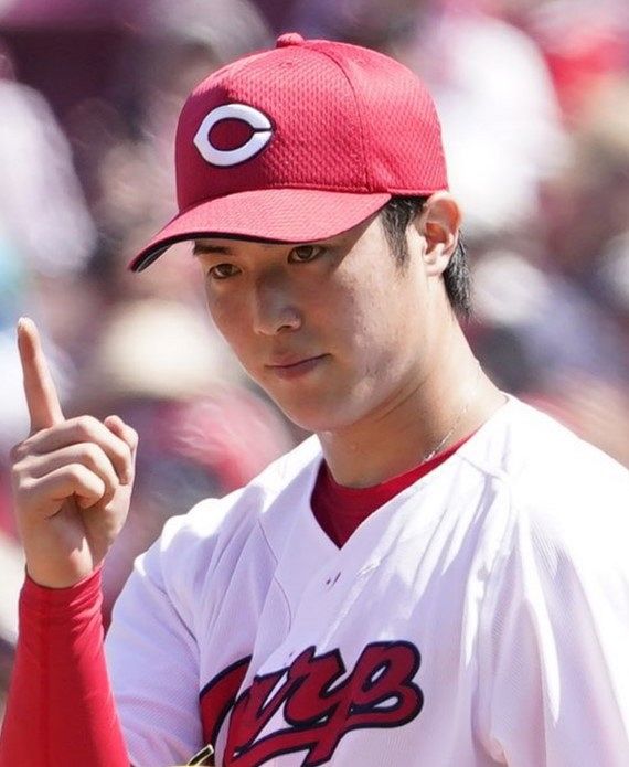 広島の森下暢仁が自宅でのリラックスタイムを公開 黄色い〝相棒