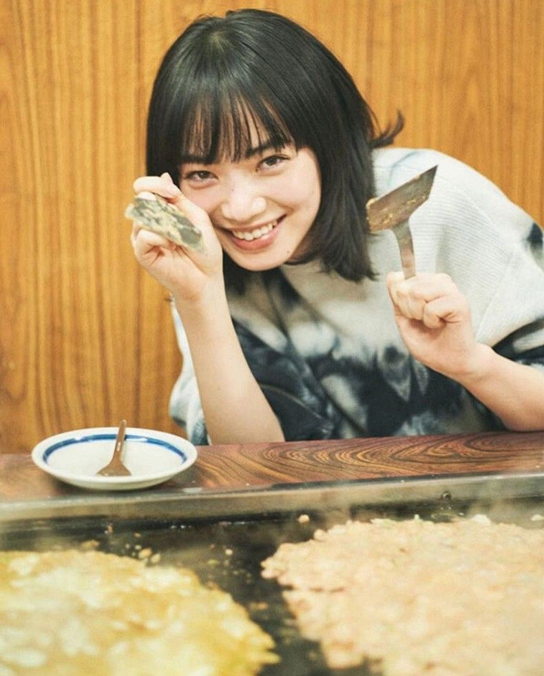 本当に出産後⁈」〝変幻自在〟小松菜奈の最新ショットに「衝撃の腹の薄