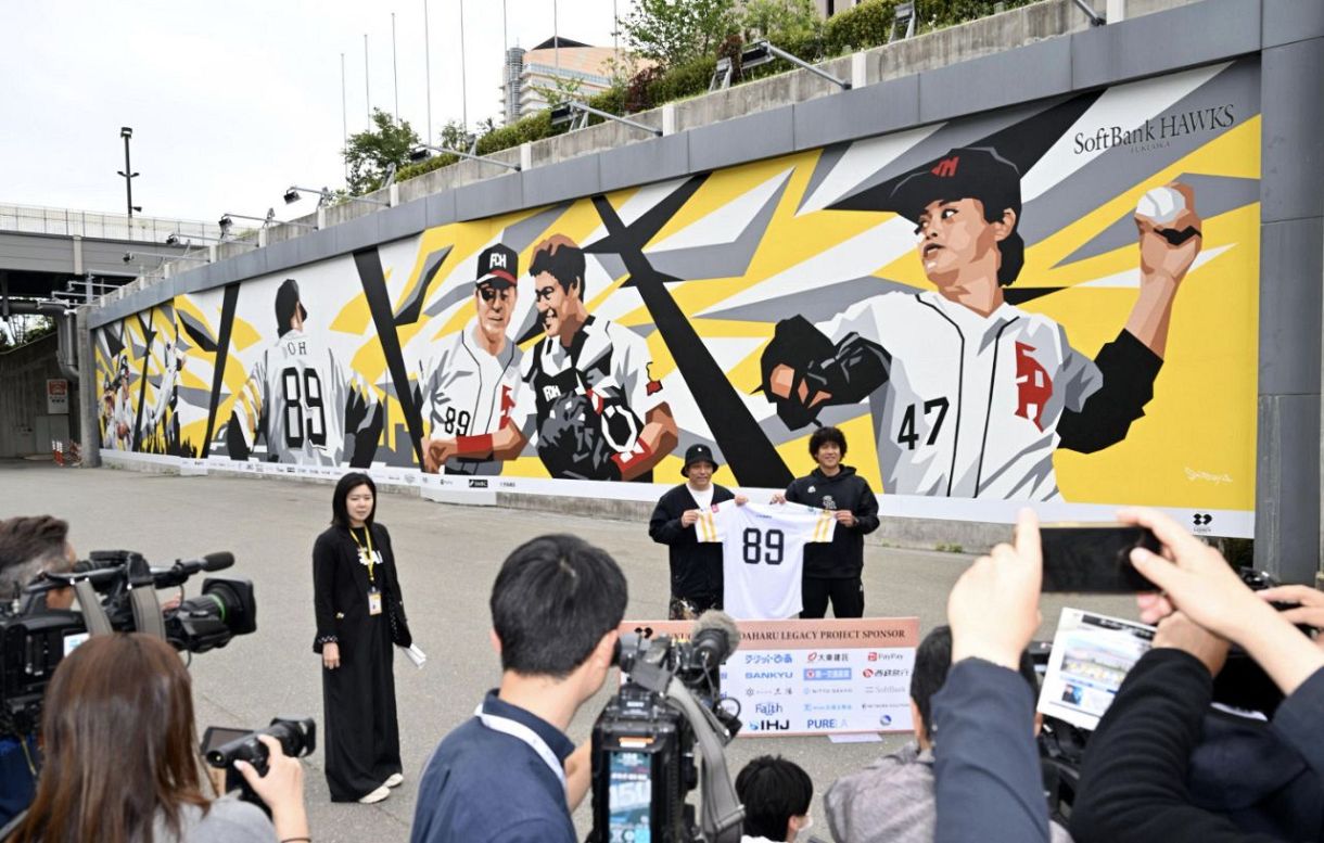 みずほペイペイドームに長さ43メートルの巨大壁画 ソフトバンク王貞治