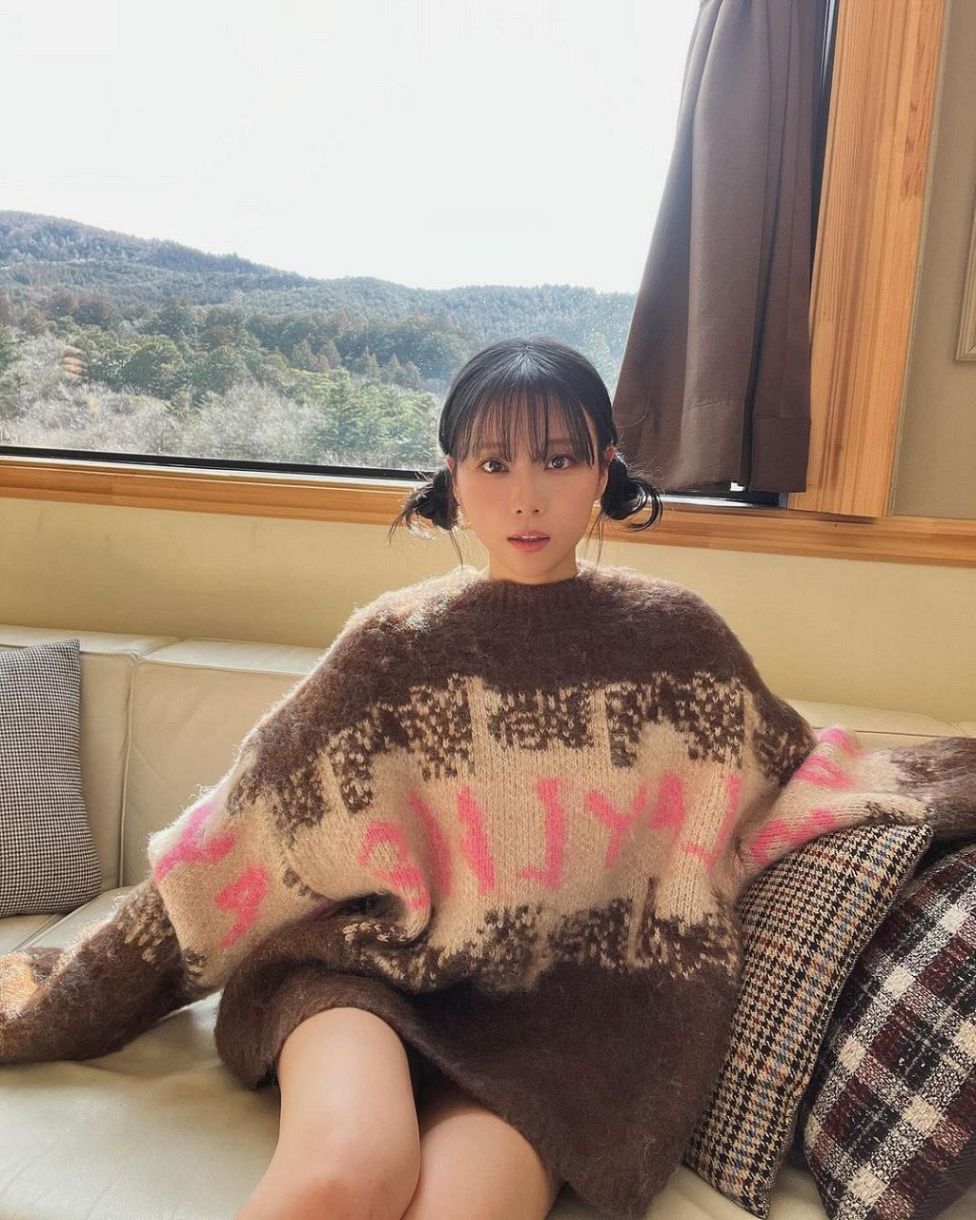 重盛さと美が大きめニットで生脚全開&あどけない可愛さ♡ファン 重盛さと美が大きめニットで生脚全開&あどけない可愛さ♡ファン
