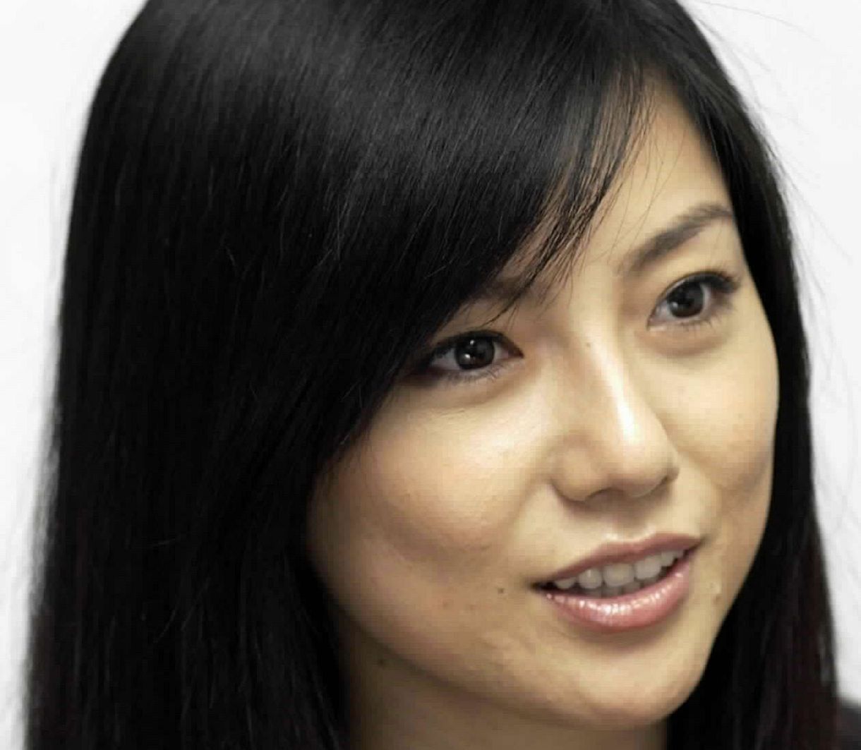 亜麻色の髪の乙女」大ヒットから24年…〝丸眼鏡でノリノリ〟島谷ひとみ