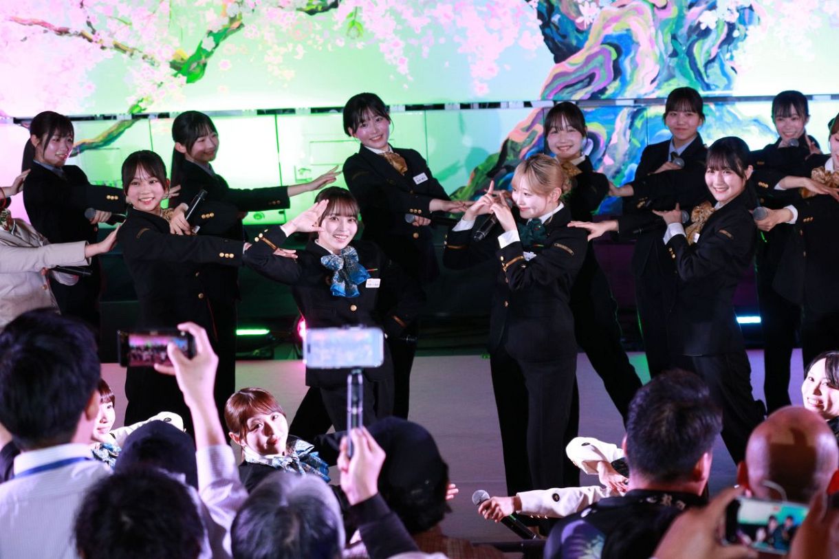 HKT48が九州新幹線全線開業15周年を祝福、レアな制服姿で博多駅ライブ