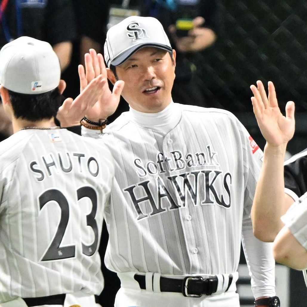 12日の楽天戦に快勝し、ナインを出迎える小久保監督｜ソフトバンク