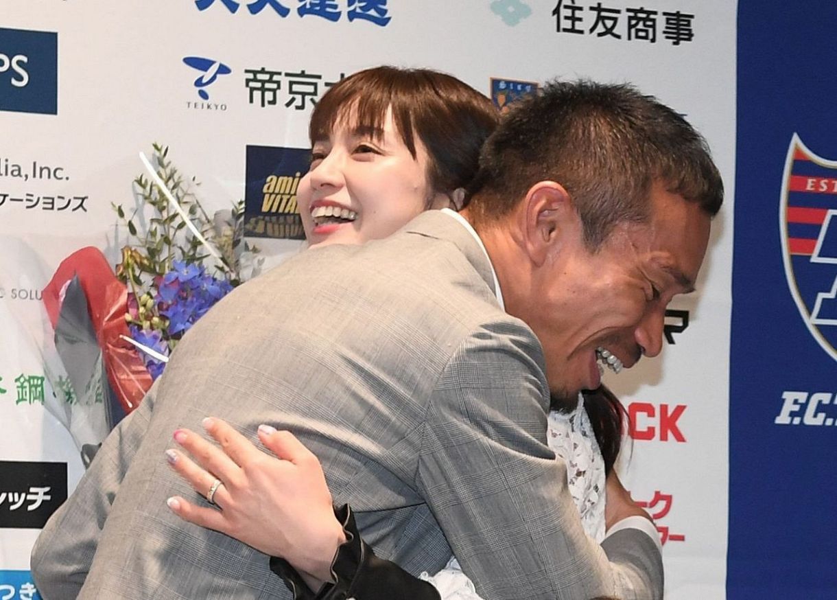 日本代表の夫、女優の妹、そして伝説のあの人…平愛梨〝超豪華4ショット