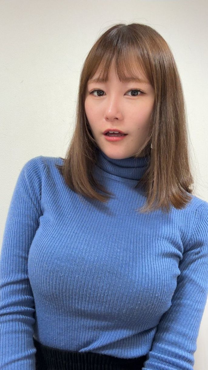 世界で全然見たことないポーズ」〝大胆股のぞき〟披露！グラドル・東坂
