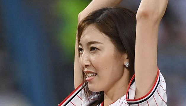 このペアは反則級」34歳小澤陽子アナ、同学年〝馬女2ショット〟に反響