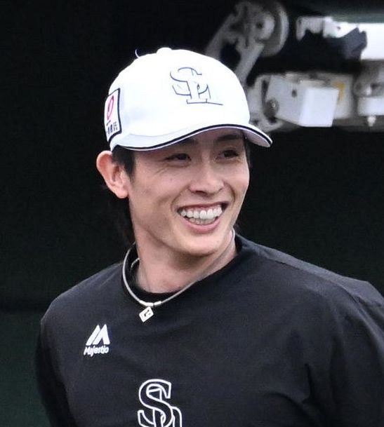 試合前に笑顔を見せる周東（撮影・柿森英典）｜ソフトバンク周東佑京は