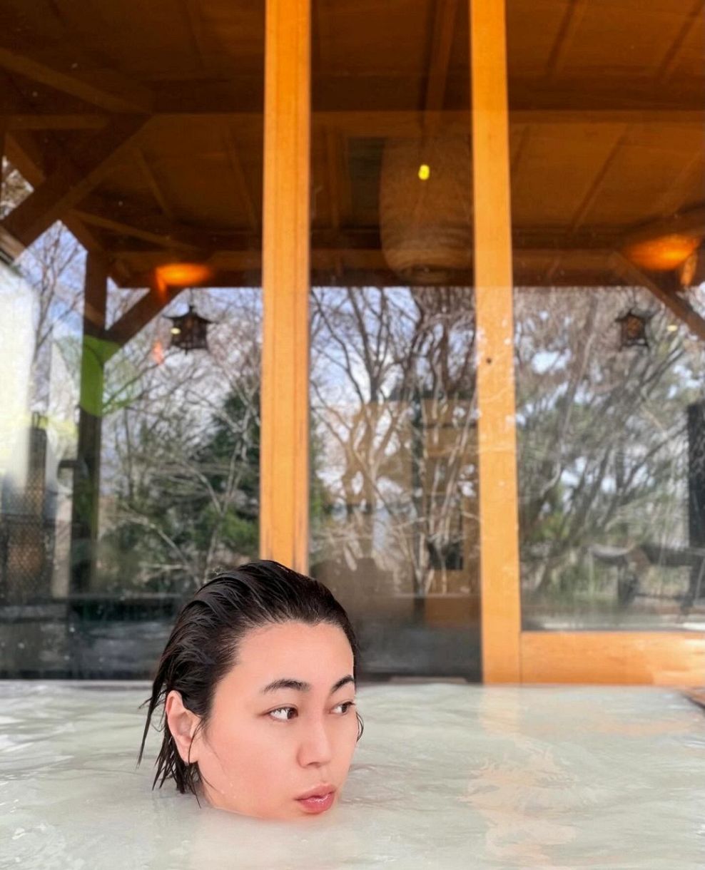 「え、どうなってる?」氷川きよし〝衝撃のI字〟黒水着ショットに ...